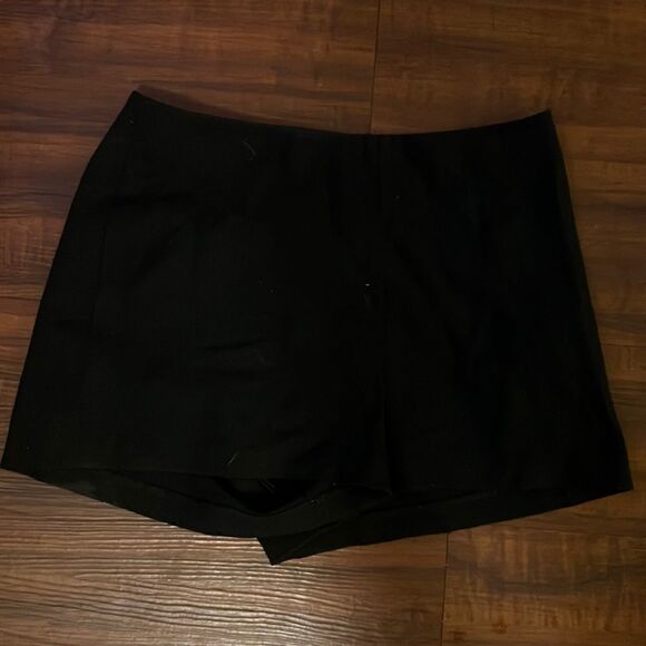 SoCa St John Black Shorts - Excellent Condition - Side Zipper - Pockets - Size 6 - Picture 1 of 4